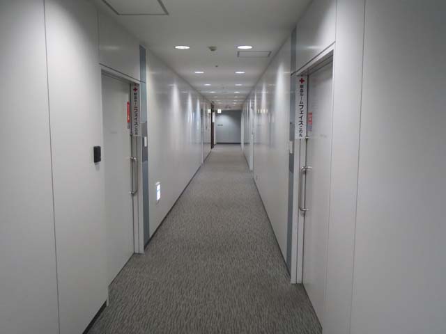 人の居ないオフィスビルの廊下を歩くのは少し落ち着きません