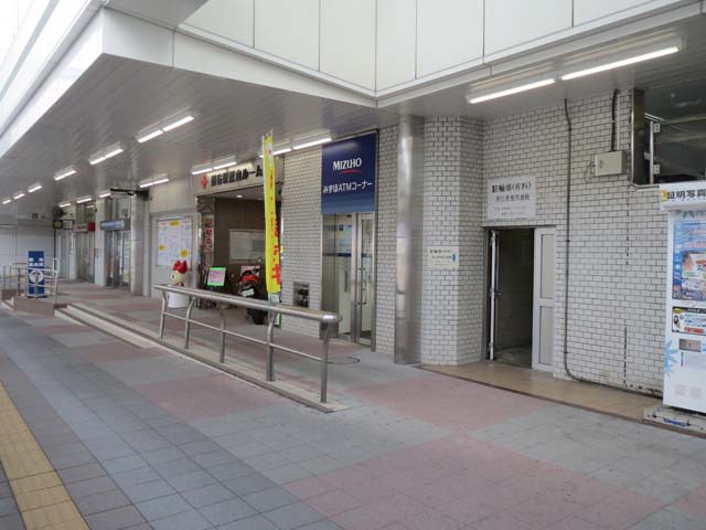 北口<正面口>の階段を降りてすぐ