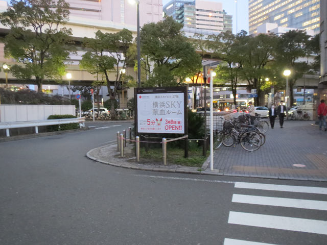 横浜駅東口に案内看板