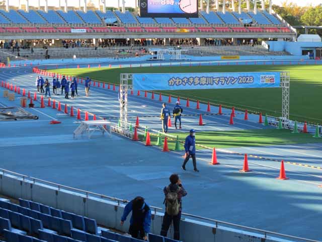 陸上トラック上にスタートとゴールがあります