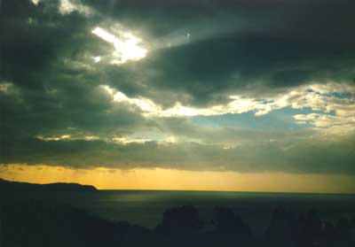 雲間から光がもれるのが綺麗で撮ったが、やはり写真が下手な人間には難しい題材であった(^^)