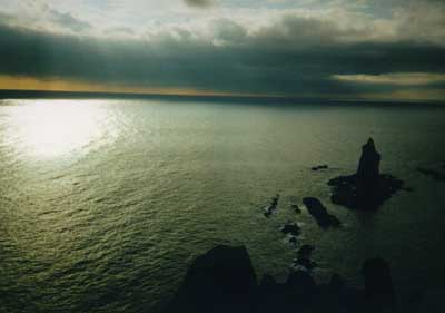 神威岬からその先の神威岩を撮ったが大失敗。下手ですねぇ(^^)
