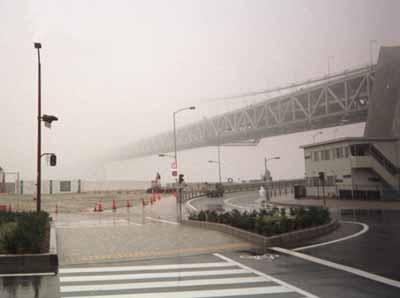 雨にけむる明石大橋